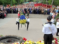 В праздник Великой Победы одесситы возложили цветы к памятнику Неизвестному матросу и стеле Крылья Победы