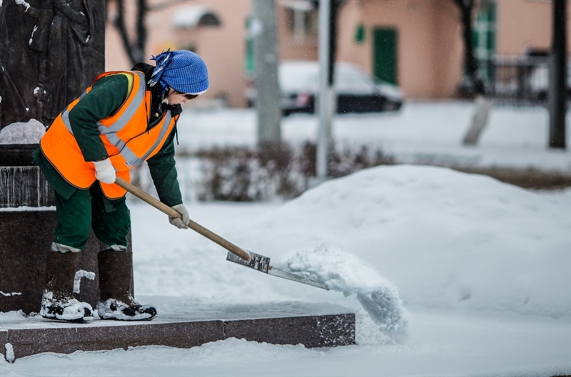На борьбу со снегом в Одессе вышли три тысячи дворников