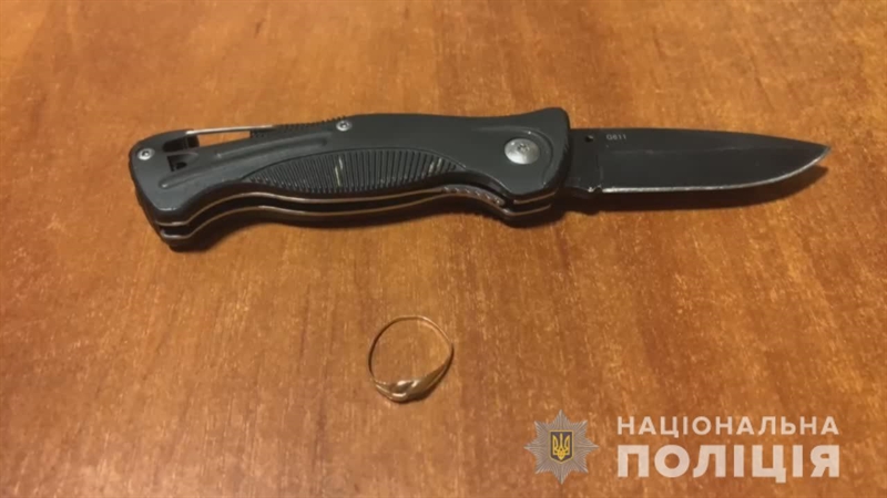 В Одессе мужчина напал на магазин, угрожая продавщице ножом
