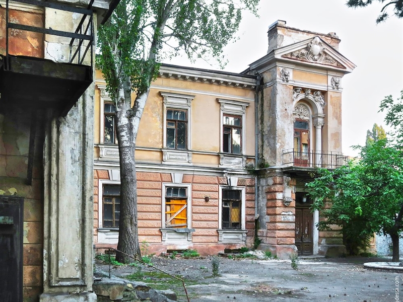 Один из самых живописных особняков Одессы превратился в «заброшку» ФОТО