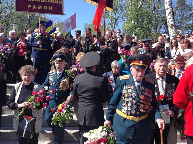 Тысячи одесситов возложили цветы к памятнику Неизвестному Матросу 