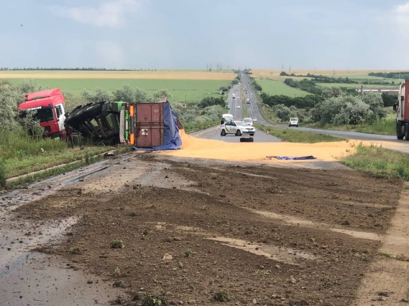 В Одесской области опрокинулся грузовик с зерном