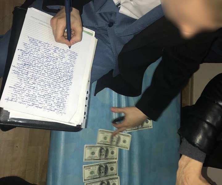 В Одессе правоохранители задержали женщину-врача на взятке 