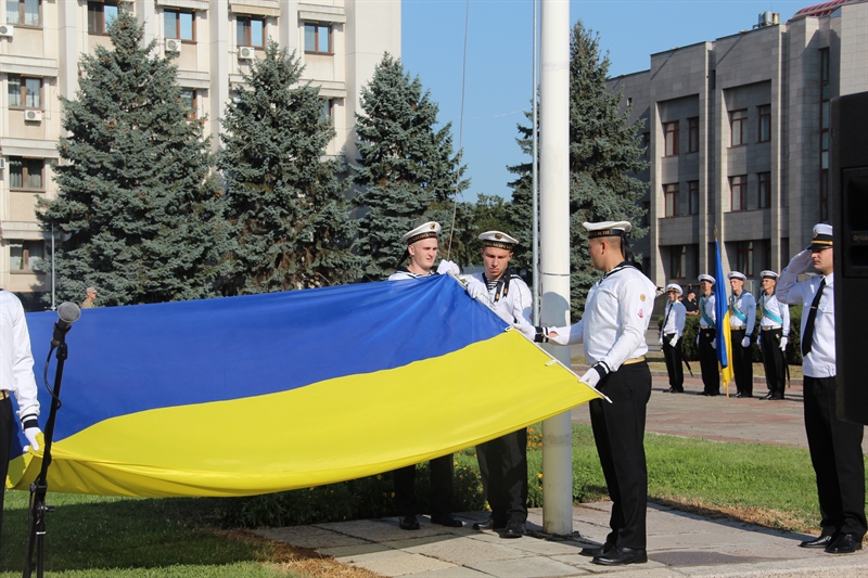 Возле Одесской ОГА торжественно подняли флаг Украины