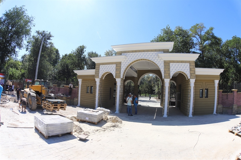 В Преображенском парке завершается строительство мемориального комплекса и нового входа в Одесский зоопарк