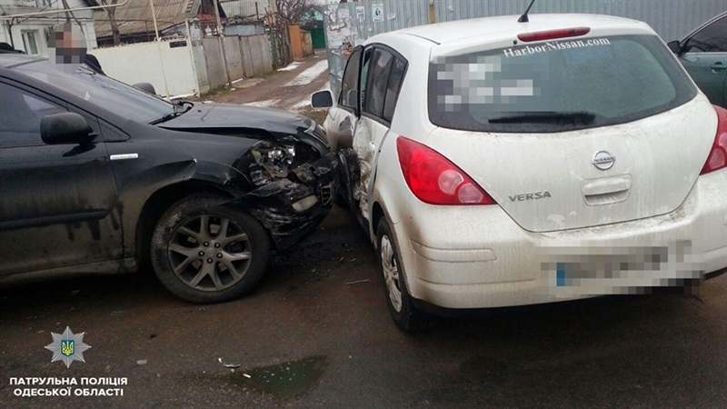 В результате столкновения Nissan и Lexus два человека попали в больницу 