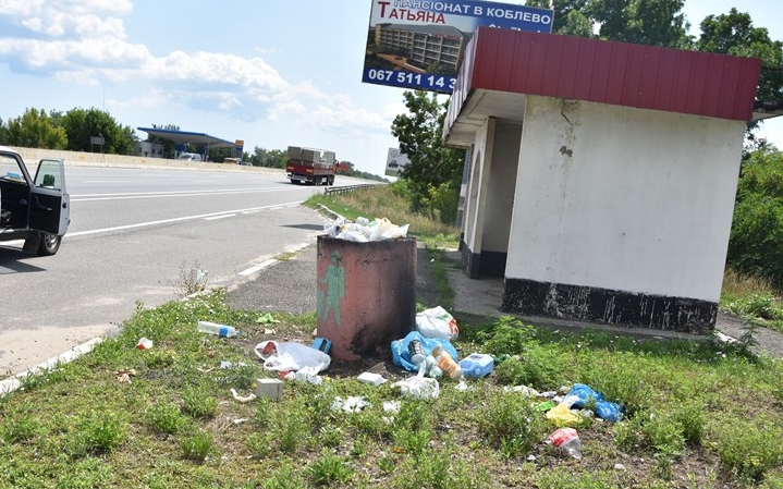 Обочину дороги Одесса-Киев завалили мусором