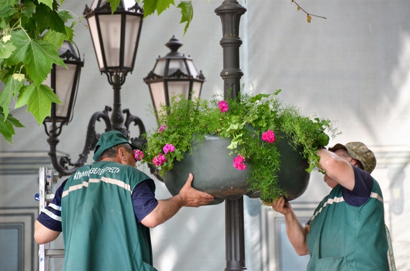 Более 230 подвесных ваз с цветами украсят Одессу