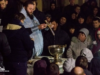 На пляже "Золотой берег" свершили чин освящения воды и провели крещенские купания