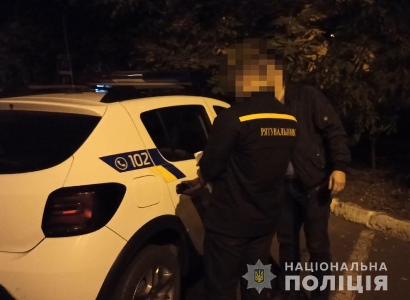 Одесские правоохранители задержали работника ГСЧС, который подозревается в поджоге элитных автомобилей одесситов 
