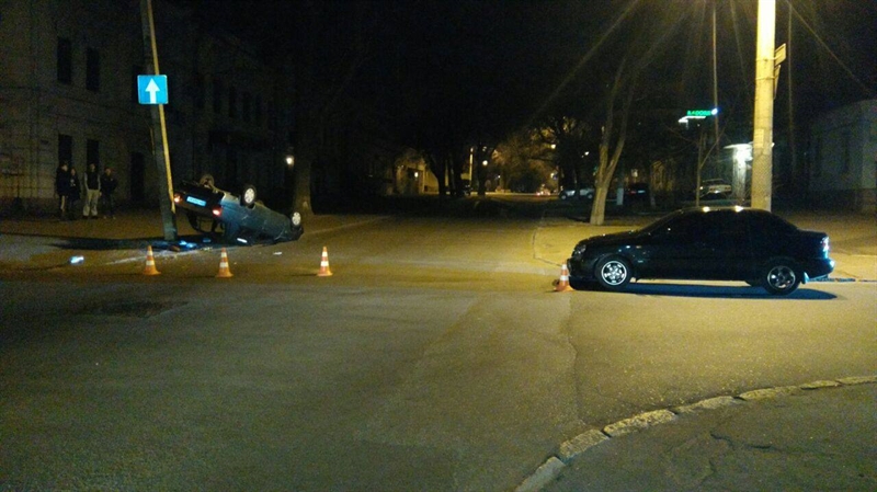 Вечером в Одессе в результате ДТП перевернулся автомобиль