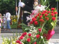 Одесситы возложили цветы к памятнику Шевченко в День Конституции