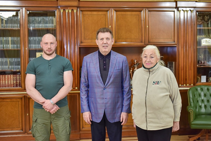 Сергей Кивалов встретился с освобожденным из иранской тюрьмы моряком Андреем Новичковым