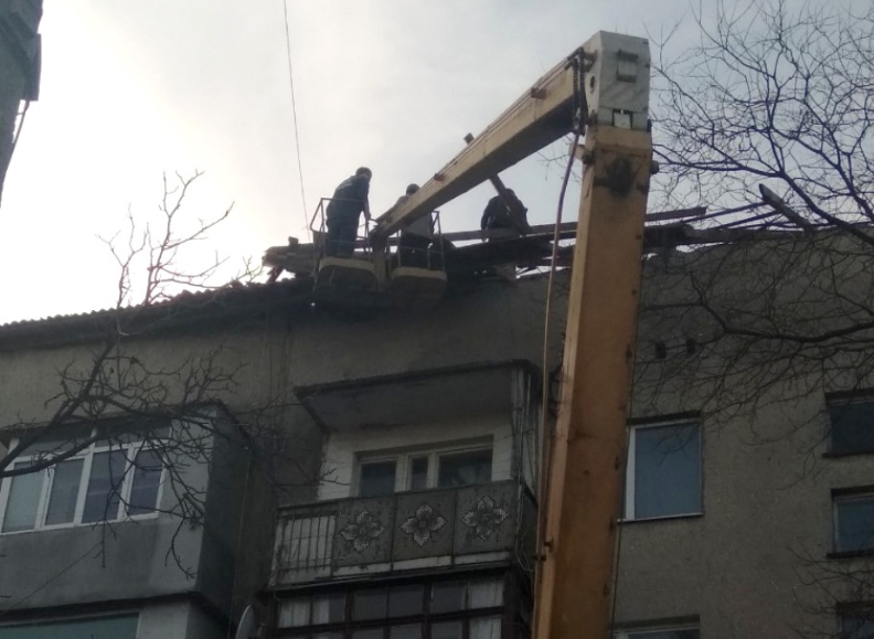   В Белгород-Днестровском ветер снес крышу пятиэтажки