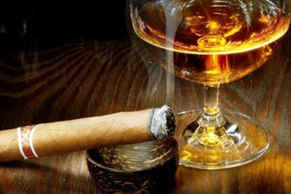 Продавцов алкоголя и табака оштрафовали за продажу спиртного несовершеннолетним