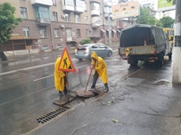 Последствия дождя: в Одессе коммунальщики очищают ливневки