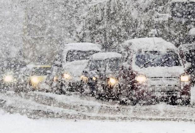 Одесситов просят не праковать авто на обочинах: это мешает уборке снега 