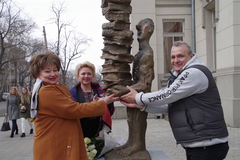 В Одессе установили скульптуру "Читателю"