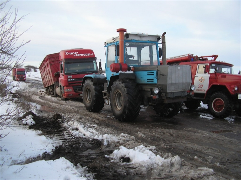 В Одесской области спасатели достали грузовик из снежного заноса
