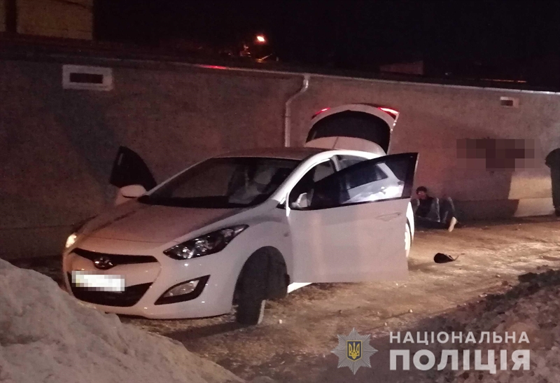 Двое одесситов вымогали деньги у своего друга и угрожали его убить