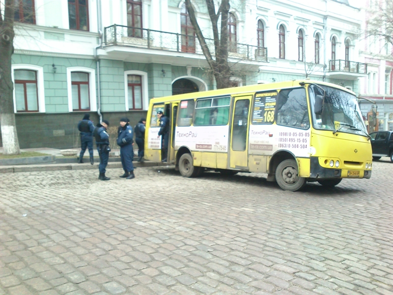 Одесская милиция перевозит сотрудников снятым с маршрута автобусом ФОТО ОБНОВЛЕНО