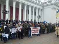 Под одесской мэрией сошлись представители евромайдана и антимайдана ФОТО