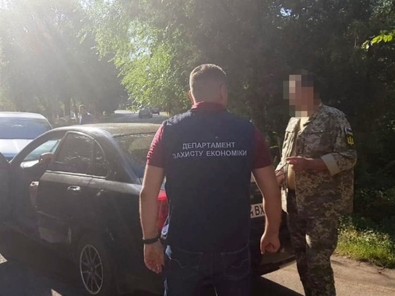 Офицер военкомата в Одесской области вымогал взятку 
