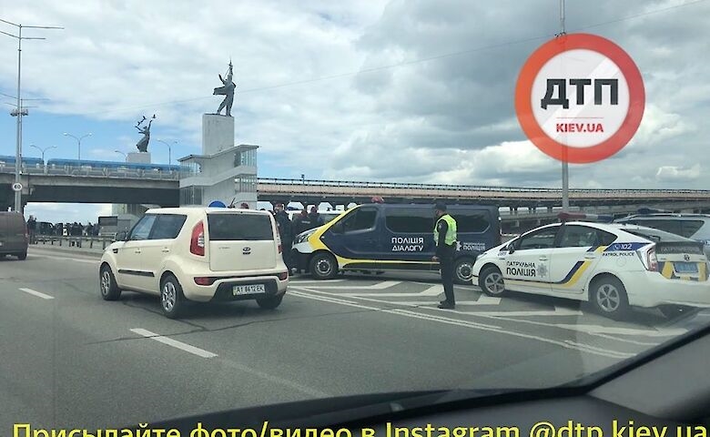 Полиция со стрельбой задержала минера моста Метро в Киеве