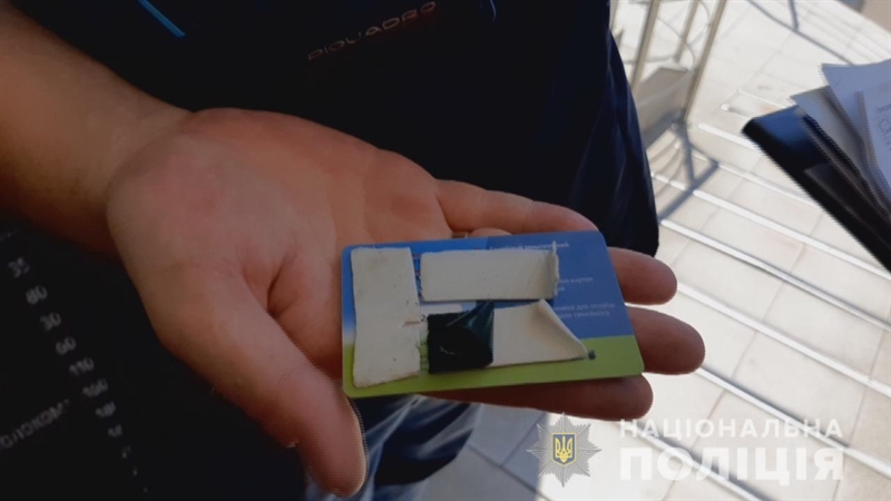 В Одессе правоохранители задержали двух приезжих, которые с банкоматов "угоняли" чужие деньги