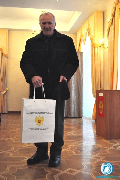 С подарком из участка