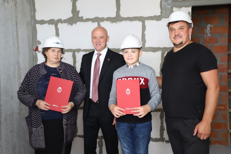 Максиму Ткачуку и его бабушке вручили сертификат на жилплощадь в Одессе