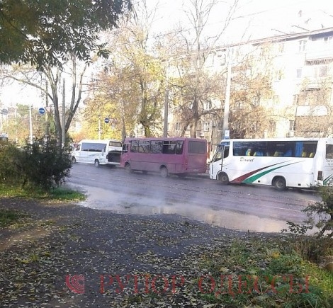 В центре Одессы прорвало теплотрассу 