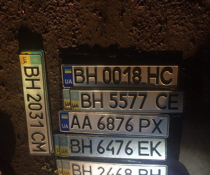 В Одессе задержали мужчину, который снимал номерные знаки с машин