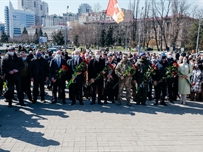 День освобождения Одессы: 10 Апреля весь день одесситы возлагали цветы к стеле «Крылья Победы»