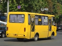 Одесские перевозчики: легковые автомобили блокировали движение автобусов