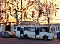 Маршрутка помяла иномарку в центре Одессы. На месте работала скорая ФОТО