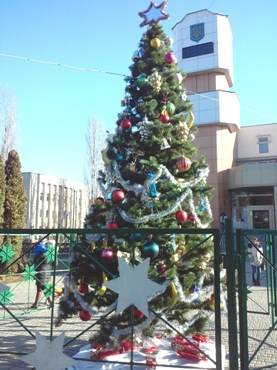 В Суворовском районе Одессы установили главную елку