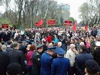 Одесситы возложили цветы к памятнику Неизвестному матросу ФОТОРЕПОРТАЖ