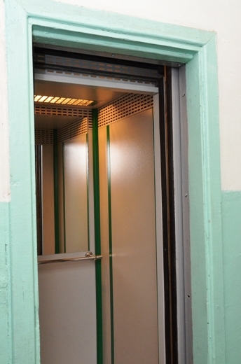 В одесских домах устанавливают антивандальные лифты