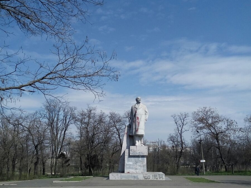Декоммунизация: в одесском парке сносят памятник Ленину