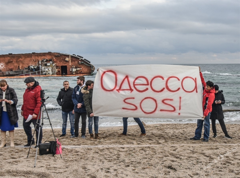 «Одесса-SOS»: Одесситы провели акцию на пляже Дельфин