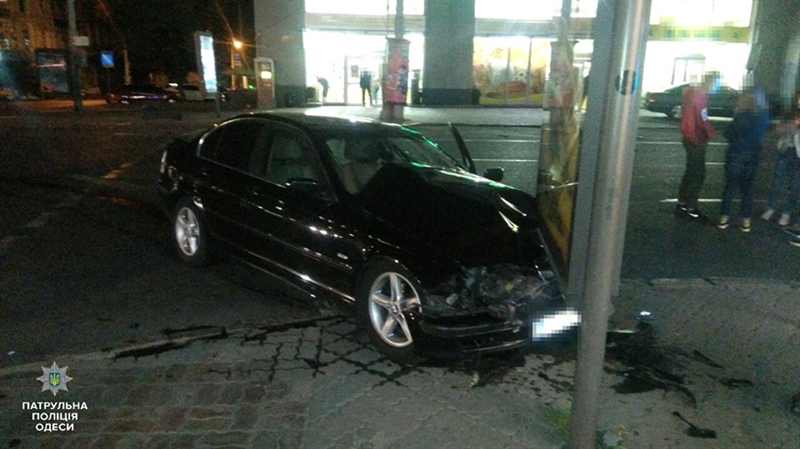 Рано утром в центре Одессы Lexus и BMW не поделили дорогу