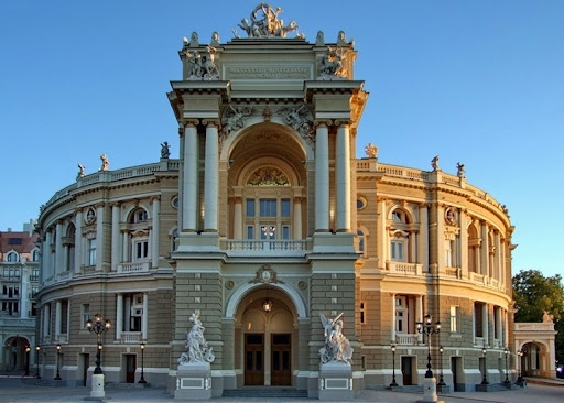 Языковой омбудсмен пригрозил мерами Одесскому оперному театру 