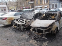 Автовойна: В Одессе политикам жгут машины и пробивают колеса ВИДЕО