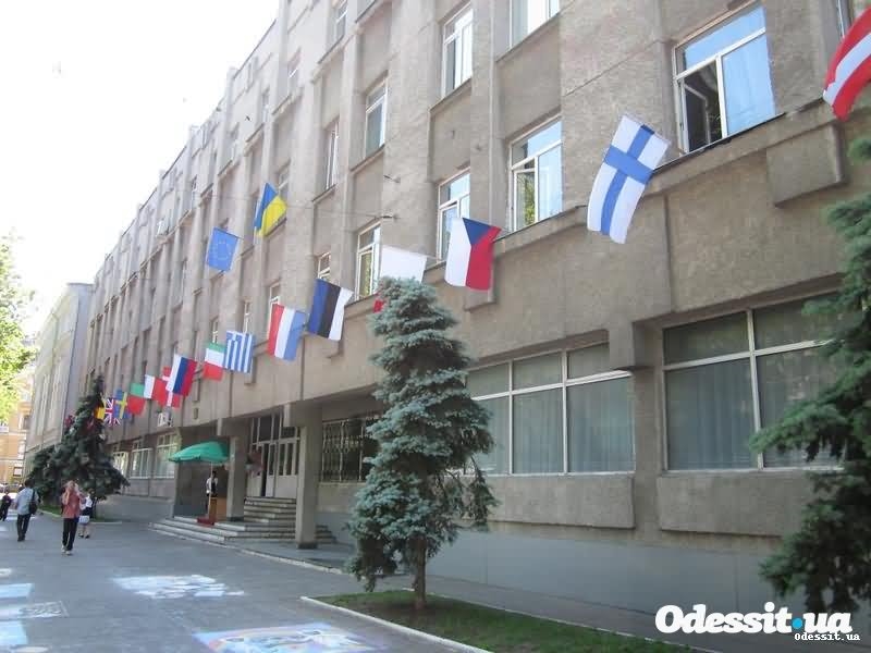 В школе в центре Одессы ищут взрывчатку 