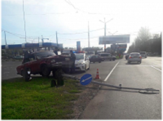 На поселке Котовского автомобиль влетел в светофор 