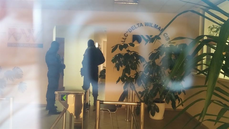 В Одесской области вооруженные люди в масках захватили завод 