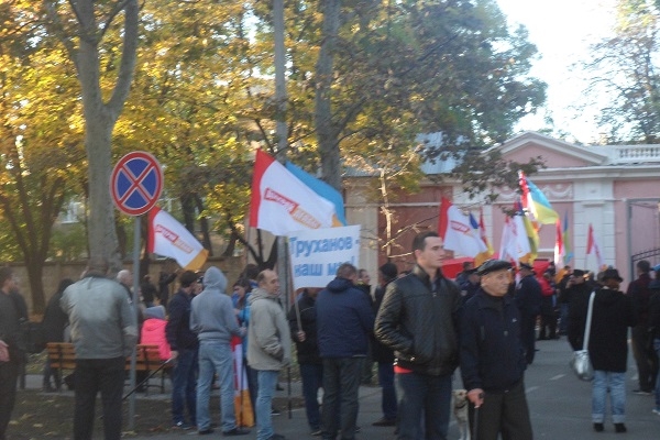 Под зданием Одесского окружного админсуда проходят митинги в поддержку и против Труханова