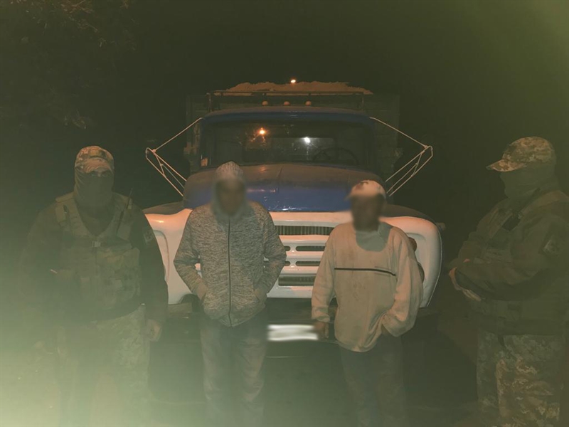 В Одесской области задержали трех мужчин, которые незаконно добывали песок
