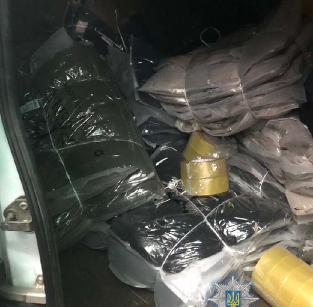 В Одесской области группа мужчин обокрала контейнер на промтоварном рынке